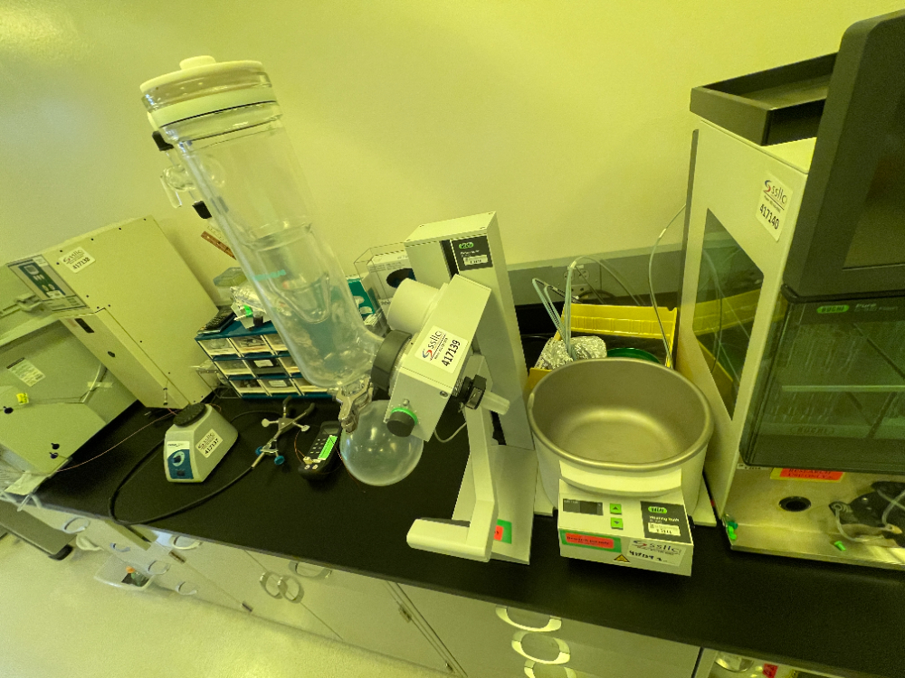 Image of Buchi R-100 Rotary Evaporator System with B-100 Bath and Vacuum